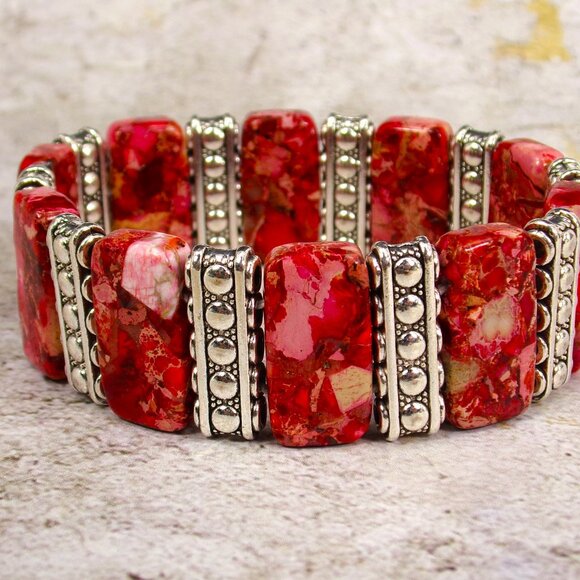 Red agate stone stretch bracelet with silver metal textured spacer bars - Picture 7 of 8